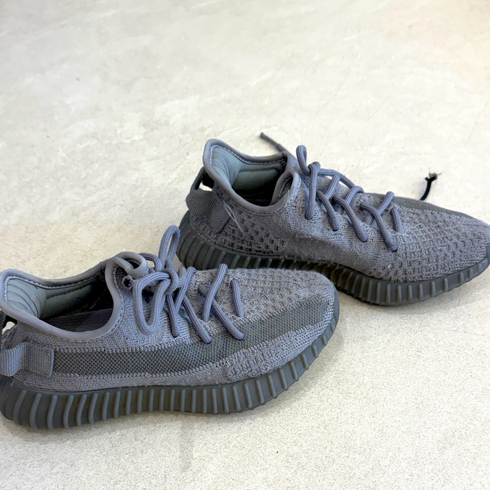 Boys 
adidas Yeezy
Boost 350 V2 "Steel Grey" sneakers